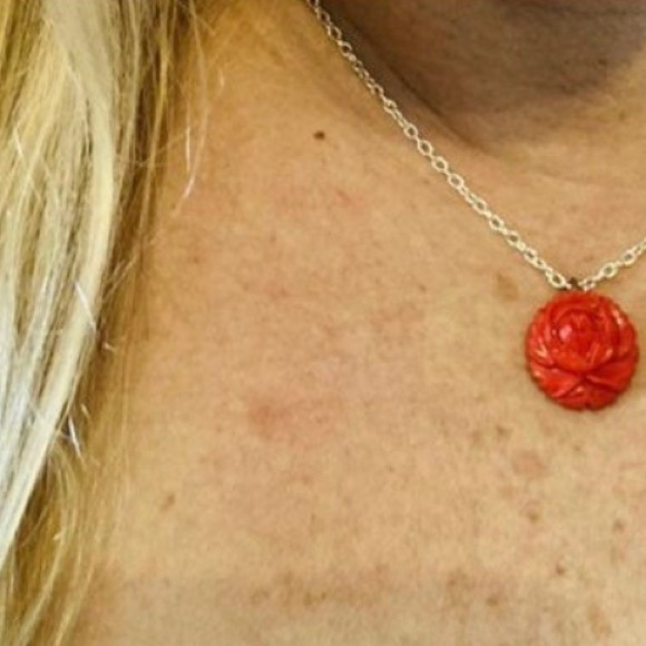 Antique red coral rose repurposed to a new handmade and necklace - Picture 4 of 9